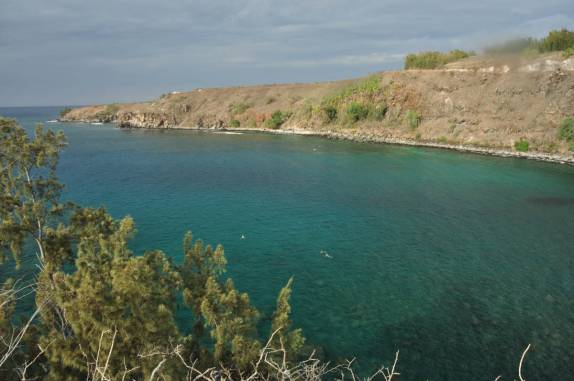 Mar tranquilo em Honolua Bay, em West Maui, no Havaí